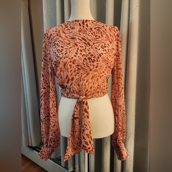 Bar lll Cropped Blouse - Picture 6 of 7